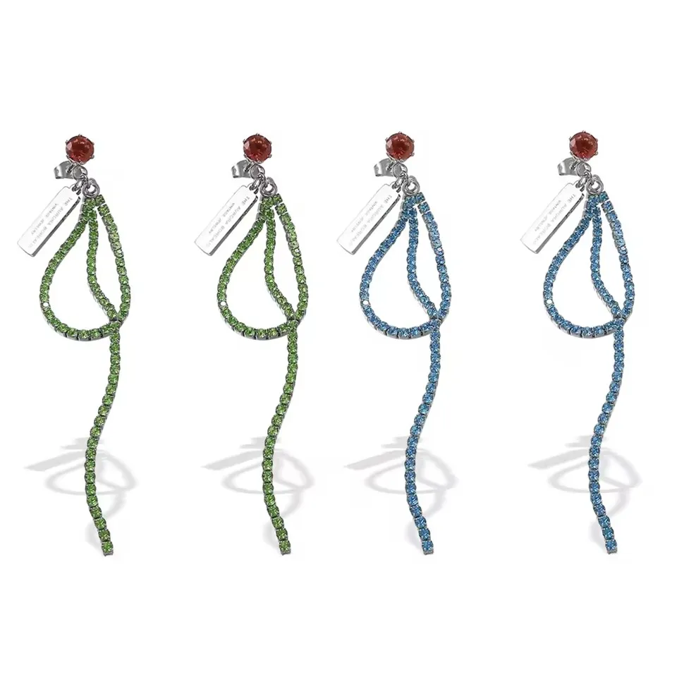 Минђуше са стотинама личности од нерђајућег челика